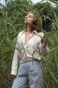 Za udobje poskrbijo naravni materiali, hlače se izdelujejo iz različnih rastlinskih vlaken Za udobje poskrbijo naravni materiali, hlače se izdelujejo iz različnih rastlinskih vlaken