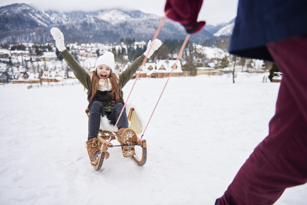 play-outdoors-snow-with-daddy
